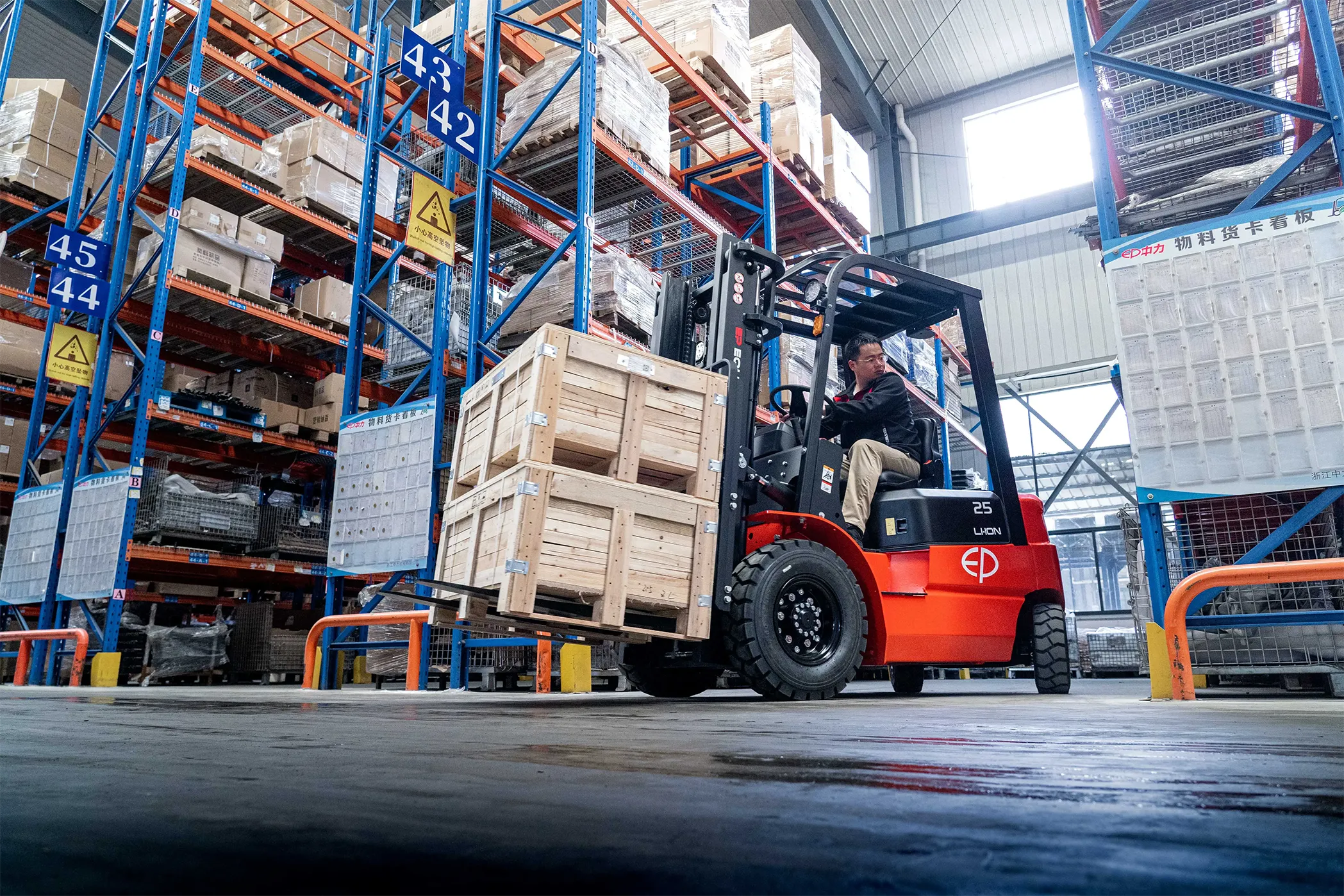 Vantagens da empilhadeira elétrica: porque comprar em 2026?