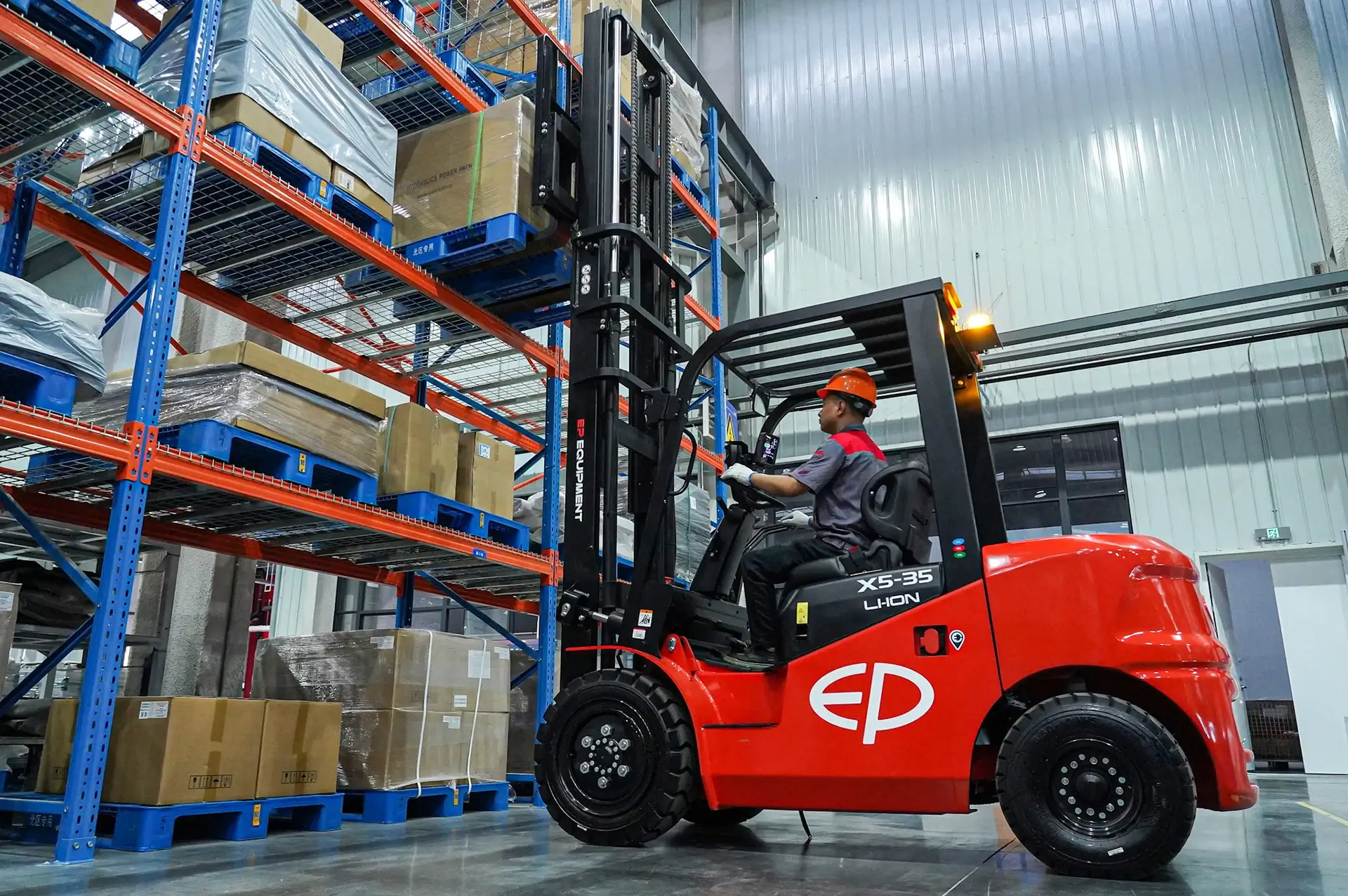 Empilhadeira elétrica a bateria de lítio: conheça a EP Equipment, líder mundial em equipamentos elétricos