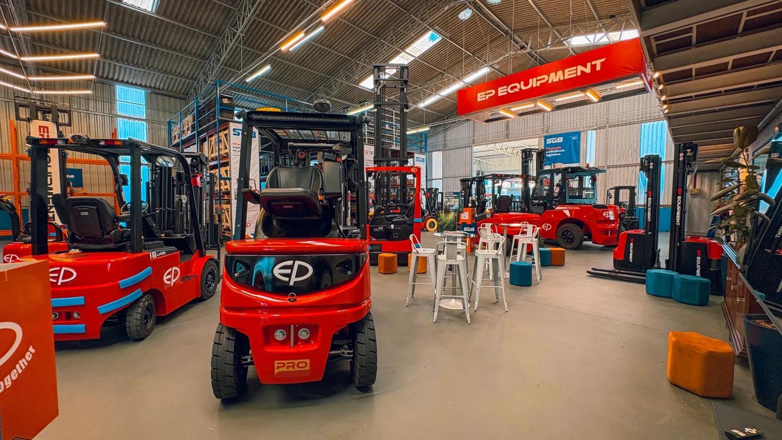 Linha EP Pro de empilhadeiras elétricas a lítio no showroom da SGB